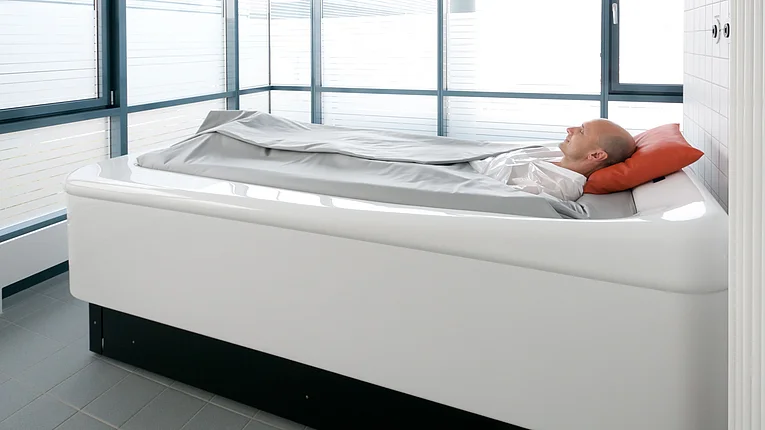 Person liegt auf Therapiebett